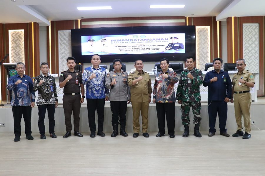 HIBAH -- Bupati Luwu Timur H Irwan Bachri Syam menyerahkan hibah tanah dan bangunan kepada Kepala BNNP Sulsel, Brigjen (Pol) Budi Sajidin melalui  penandatanganan Naskah Perjanjian Hibah Daerah di Aula Sasana Praja, Kantor Bupati Lutim baru-baru ini. 
