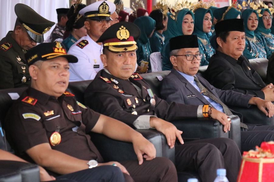 UPACARA -- Sekkab Luwu Timur, H Bahri Suli hadir mewakili Pemkab Lutim memberikan penghormatan atas dedikasi institusi Kepolisian RI khususnya jajaran Polres Luwu Timur pada upacara 
HUT Bhayangkara ke-79 di Mapolres Lutim,  Selasa (1/7). 
