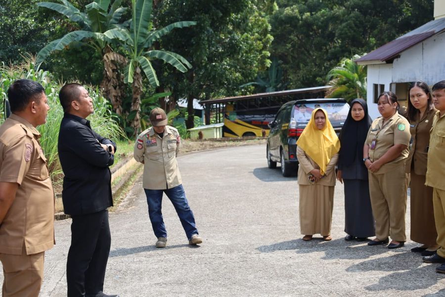 SIDAK -- Bupati Luwu Timur, H. Irwan Bachri Syam melakukan Sidak ke Kantor Dinas Sosial P3A Lutim dalam upaya memperkuat budaya kerja dan kedisiplinan aparatur sipil negara, Selasa (22/7). 
