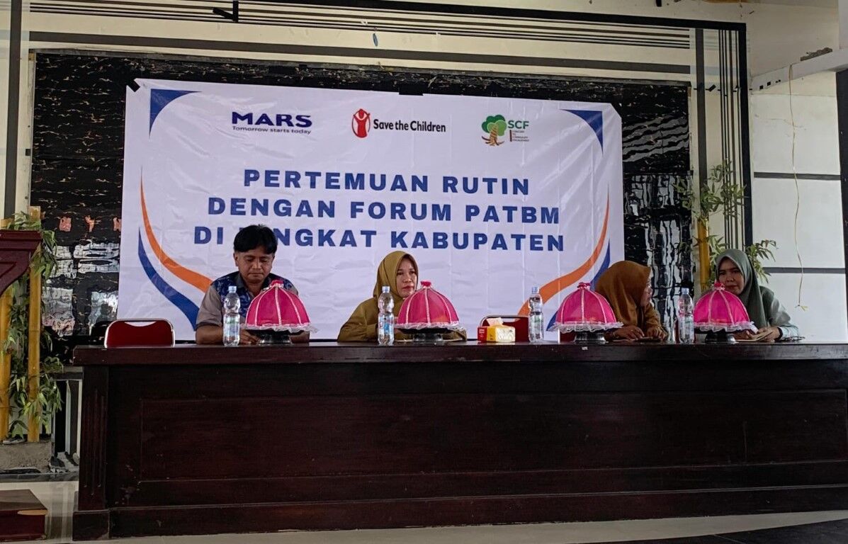 PERTEMUAN -- Forum PATBM Kabupaten Luwu Timur menggelar pertemuan rutin difasilitasi SCF dan StC dalam rangka memperkuat sistem perlindungan anak berbasis masyarakat di Aula Kantor Kecamatan Wotu baru-baru ini. 