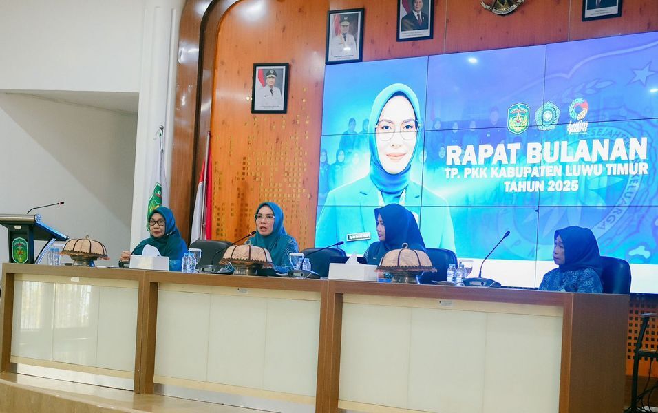 RAPAT -- Ketua TP PKK Kabupaten Luwu Timur, Ani Nurbani memimpin rapat bulanan PKK yang diikuti seluruh pengurus PKK kabupaten hinga kecamatan se-Kabupaten Luwu Timur di Aula Rujab Bupati baru-baru ini.
