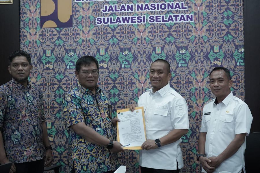 RAKOR -- Bupati Luwu Timur, H Irwan Bachri Syam menggelar Rakor bersama BBPJN Provinsi Sulsel, Kementerian Pekerjaan Umum dan Penataan Ruang guna mematangkan rencana pembangunan gerbang batas kota yang akan menjadi wajah baru Kabupaten Luwu Timur baru-baru ini. 
