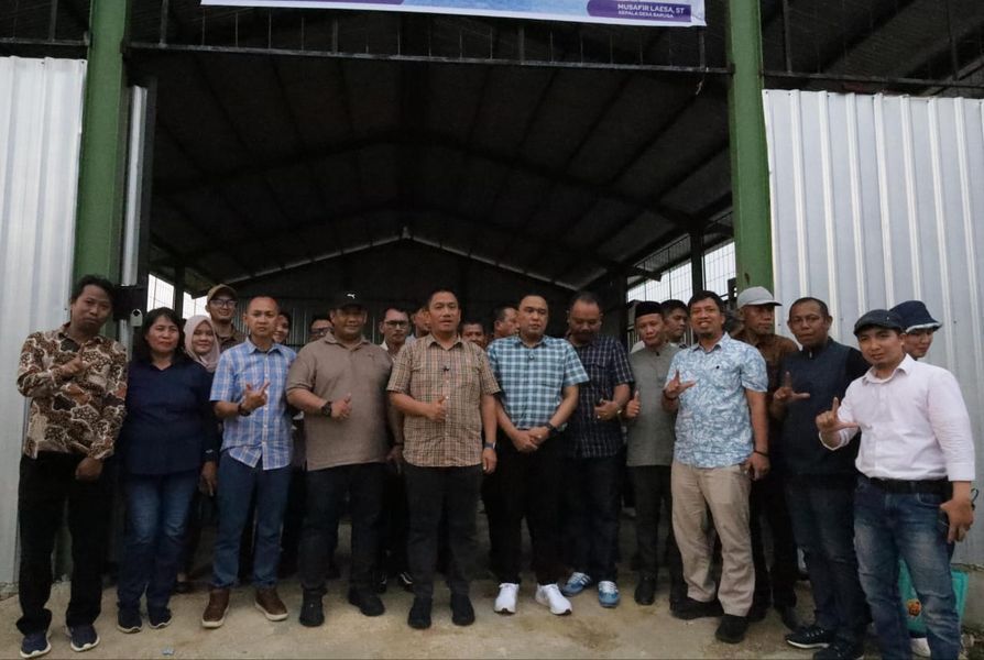 RAKOR -- Bupati Luwu Timur, H. Irwan Bachri Syam foto bersama usai memimpin Rakor pengelolaan sampah di Tempat Pengolahan Sampah Reduce-Reuse-Recycle (TPS3R) Desa Baruga, Kecamatan Towuti, Minggu (20/7).
