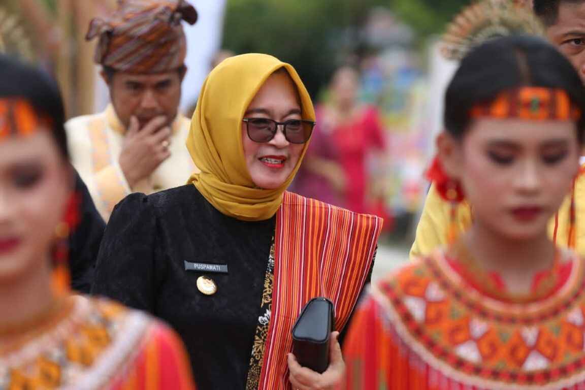 HUT TORUT -- Wakil Bupati Luwu Timur, Hj. Puspawati Husler didampingi Sekertaris Dinas Perikanan, Heriwanto Duma Mandar, menghadiri peringatan Hari Jadi ke-17 Kabupaten Toraja Utara yang dilaksanakan di Lapangan Bhakti Rantepao baru-baru ini. 