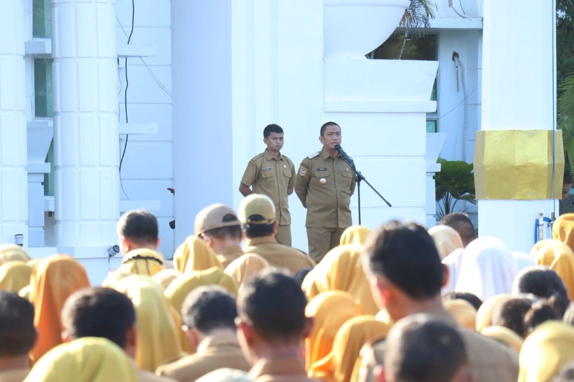 APEL -- Bupati Luwu Timur, H. Irwan Bachri Syam saat memimpin apel pagi baru-baru ini. Irwan mengingatkan kepada seluruh pegawai untuk memperkuat disiplin dan pelayanan kepada masyarakat.
