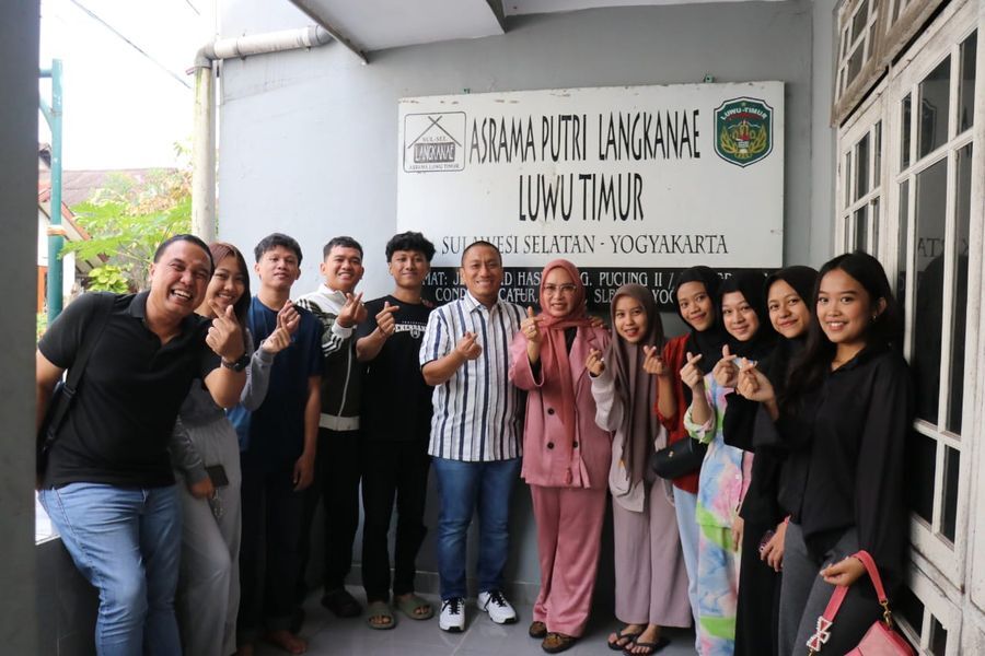 RENOVASI -- Bupati Luwu Timur, H. Irwan Bachri Syam foto bersama usai mengunjungi Asrama Putra dan Putri Langkanae milik Pemkab Luwu Timur di Daerah Istimewa Yogyakarta (DIY), Sabtu (12/7). Irwan berjanji akan melakukan renovasi atas asrama mahasiswa Yogyakarta.
