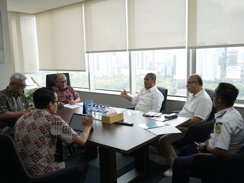 AUDIENSI -- Bupati Luwu Timur, H Irwan Bachri Syam melakukan audiensi dengan Direktur Jenderal Perhubungan Udara Kementerian Perhubungan RI di lantai 22 Gedung Kementerian Perhubungan RI, Selasa (1/7). 