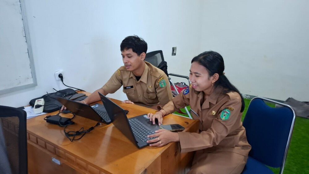 COACHING -- Dua admin pengelola website dari Kecamatan Tomoni Timur mengikuti coaching kilat di Dinas Komunikasi dan Informatika, Statistik dan Persandian (Diskominfo SP) Kabupaten Luwu Timur baru-baru ini.  