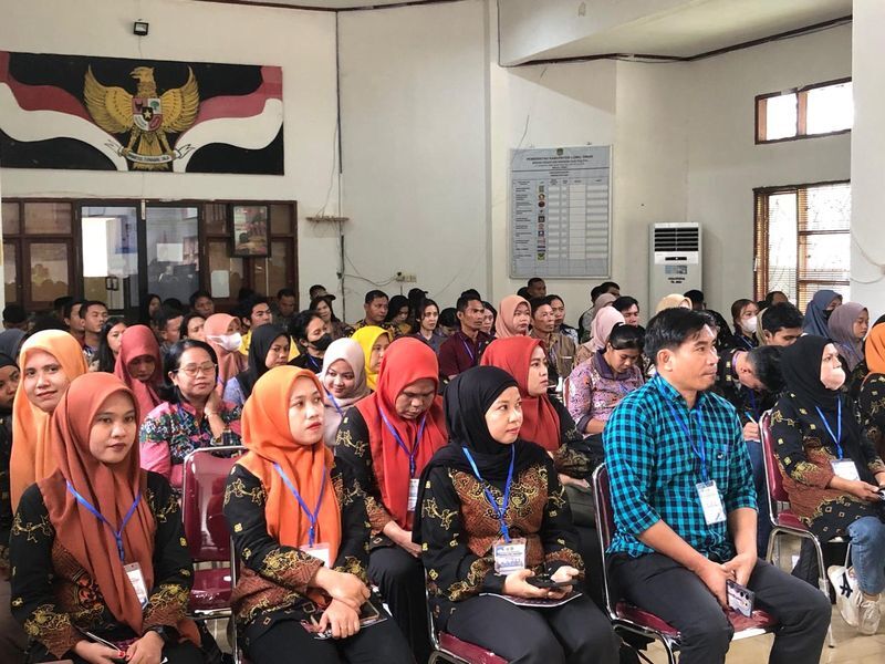 COACHING -- Pemkab Luwu Timur melalui Bakesbangpol bekerjasama Balai Litbang Agama Makassar menggelar coaching pengukuran IKUB Tahun 2025, di Aula Bakesbangpol baru-baru ini. 

