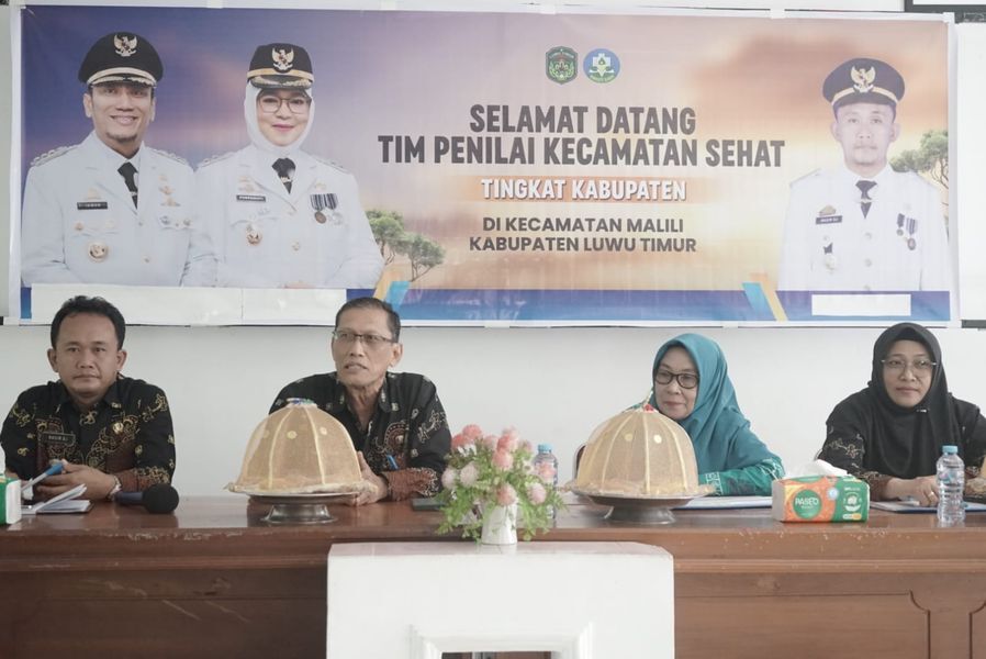 PENILAIAN -- Kadis Kesehatan Adnan D Kasim memimpin Tim KKS Kabupaten melakukan penilaian desa sehat di Kecamatan Malili baru-baru ini. Penilaian desa sehat telah memasuki hari kelima.   
