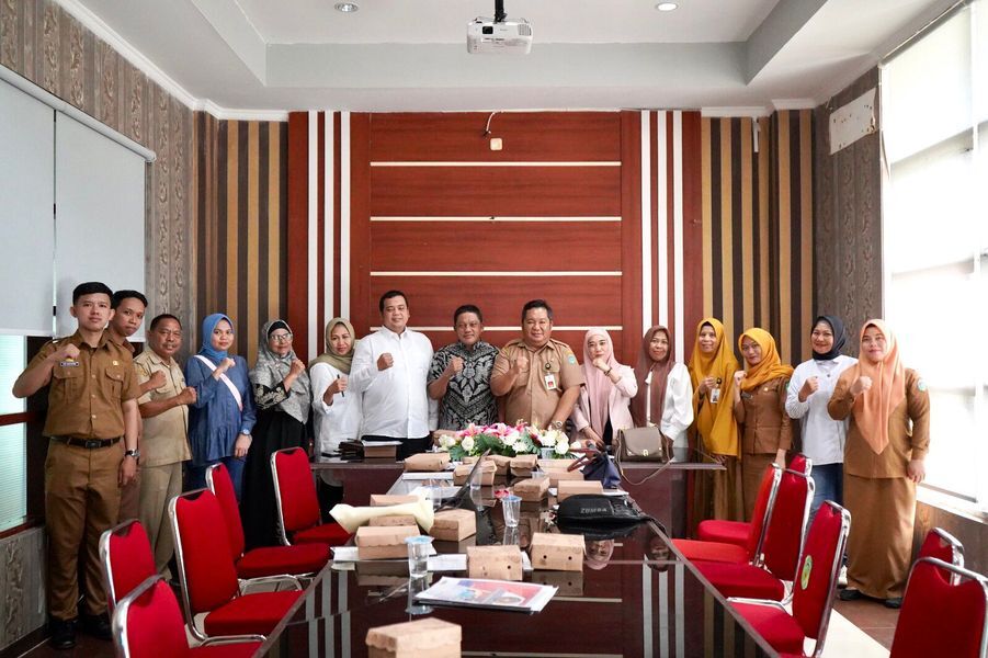 KERJASAMA -- Pemkab Luwu Timur menindaklanjuti surat direktur CV Abimantrana Brayat Gemilang terkait penawaran kerjasama project digital dan moderenisasi 5.0 UMKM serta pembahasan draf kerjasama di Kabupaten Luwu Timur, di Ruang Rapat Setda Lutim, Selasa (1/7).
