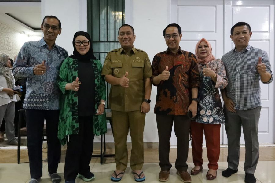 JAMU -- Bupati Luwu Timur, H Irwan Bachri Syam menjamu makan malam Rektor Universitas Hasanuddin Prof. Jamaluddin Jompa dan Civitas Akademika Unhas, di Rumah Jabatan Bupati, Puncak Indah, Malili baru-baru ini. 