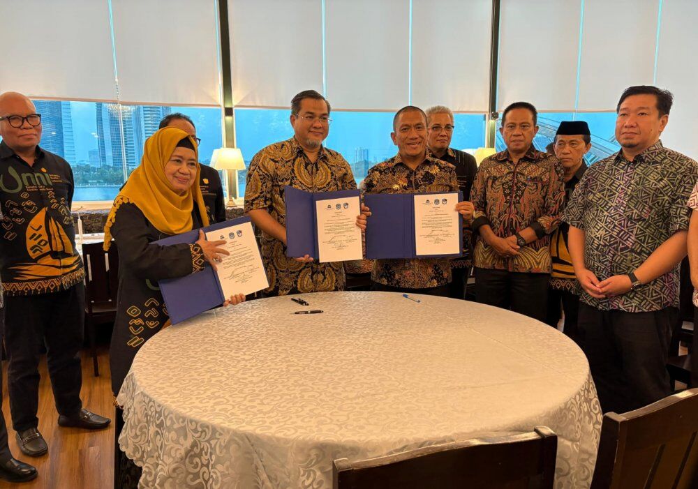 TEKEN KERJASAMA -- Bupati Lutim Irwan Bachri Syam foto bersama usai melakukan penandatangan segitiga LoI antara  Pemkab Lutim, UMI Makassar dengan USIM di Kuala Lumpur, Malaysia, Senin (28/7).
