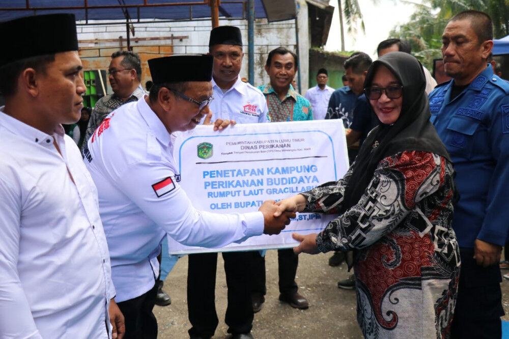 KUKUHKAN -- Bupati H Irwan Bachri Syam mengukuhkan 1.024 pengurus dan pengawas Koperasi Desa/Kelurahan Merah Putih (KDMP) se-Kabupaten Luwu Timur di Gudang Rumput Laut Dinas Perikanan, Kecamatan Malili, Sabtu (19/7). 