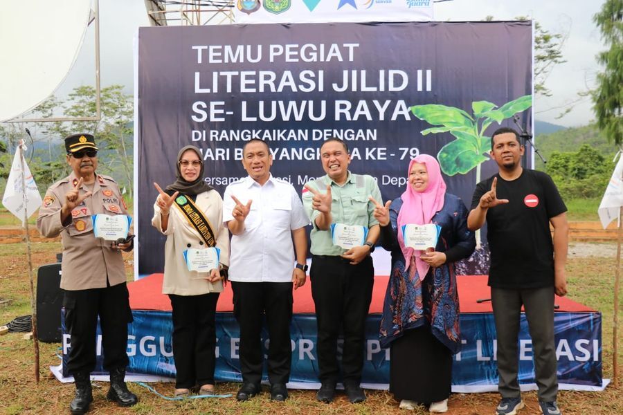 PEGIAT LITERASI -- Bupati Luwu Timur, H. Irwan Bachri Syam didampingi Bunda Literasi Lutim, Ani Nurbani Irwan membuka kegiatan Temu Pegiat Literasi Jilid II se-Luwu Raya, di Landmark Luwu Timur baru-baru ini
