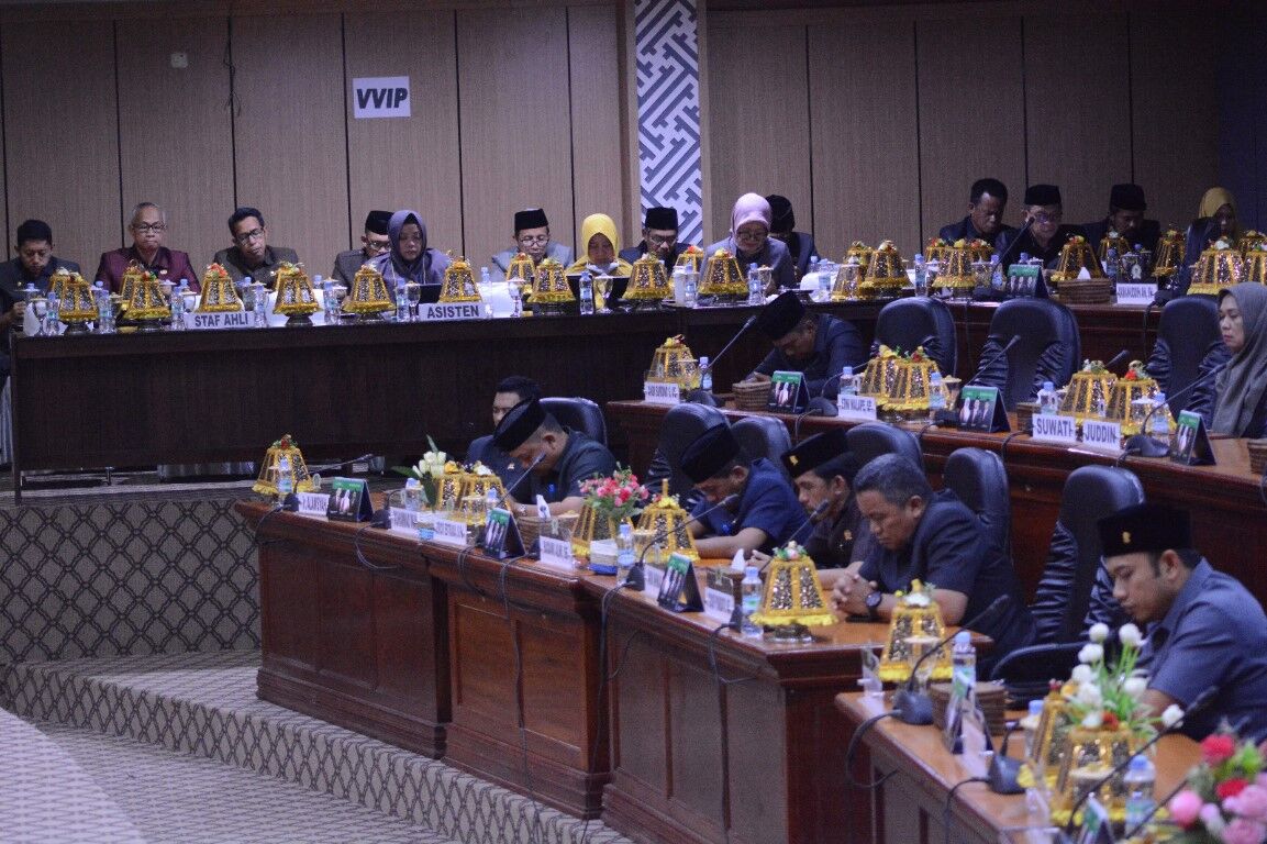 PENDAPAT AKHIR -- Sekkab Lutim, H. Bahri Suli menghadiri rapat paripurna DPRD dengan agenda pendapat akhir fraksi-fraksi terhadap Ranperda tentang pertanggungjawaban pelaksanaan APBD Tahun Anggaran 2024 baru-baru ini. 
