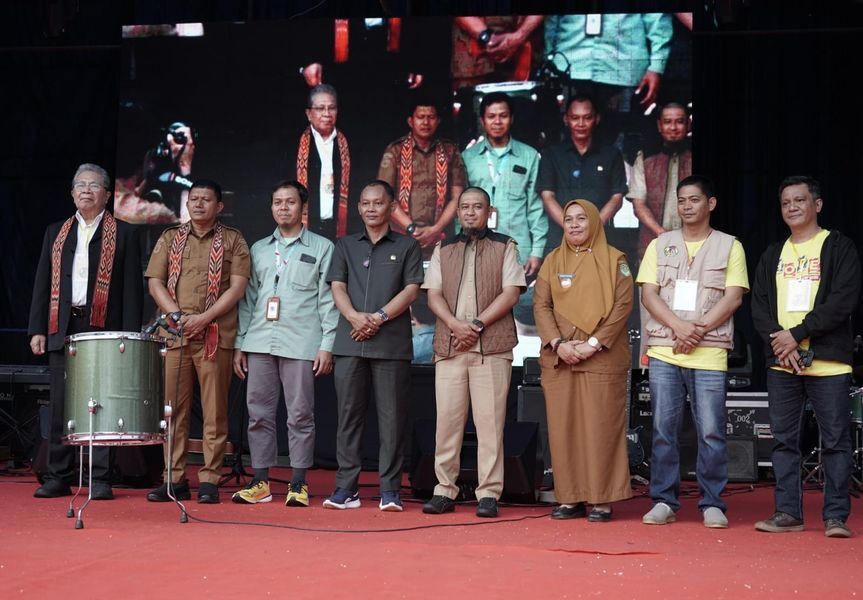 PERKEMAHAN -- Plt Kepala Dinas Sosial P3A Kabupaten Luwu Timur, Joni Patabi membuka kegiatan Perkemahan Youth Camp Pemuda GPdI se-Luwu Raya tahun 2025 di Bumi Perkemahan Sorowako, Selasa (1/7).
