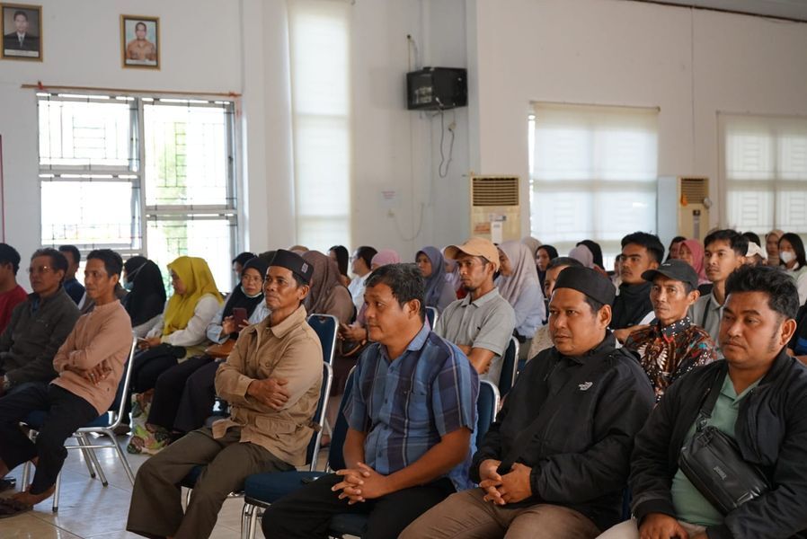 LEPAS -- Staf Ahli Pembangunan Kabupaten Luwu Timur melepas peserta pelatihan SDM Perkebunan Kelapa Sawit Tahun 2025 kerjasama BPDPKS dan LPP Agro Nusantara Yogyakarta di Aula Dinas Pendidikan dan Kebudayaan Luwu Timur baru-baru ini. 
