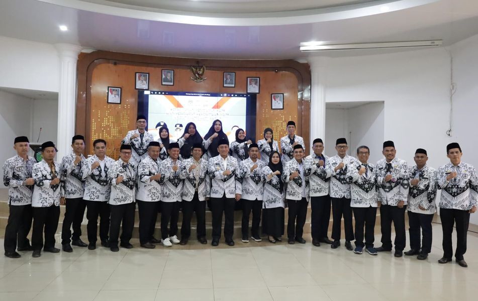LANTIK -- Bupati Luwu Timur, H Irwan Bachri Syam melantik pengurus PGRI dan pengurus perempuan PGRI Kabupaten Luwu Timur periode 2025-2030 di Aula Rumah Jabatan Bupati baru-baru ini. 
