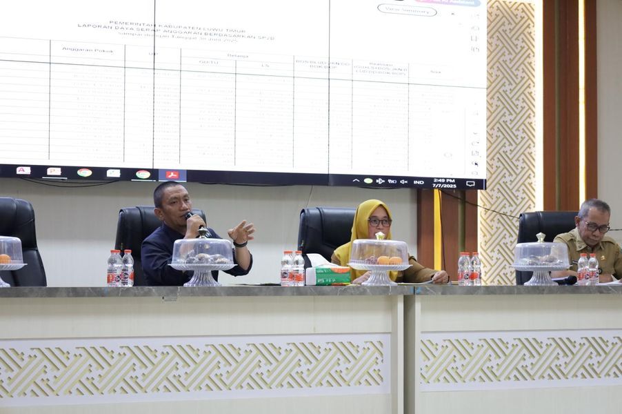 RAKOR -- Bupati Luwu Timur, H Irwan Bachri Syam memimpin Rakor lingkup Pemerintah Kabupaten Lutim di Aula Sasana Praja, Kantor Bupati, Senin (7/7). 
