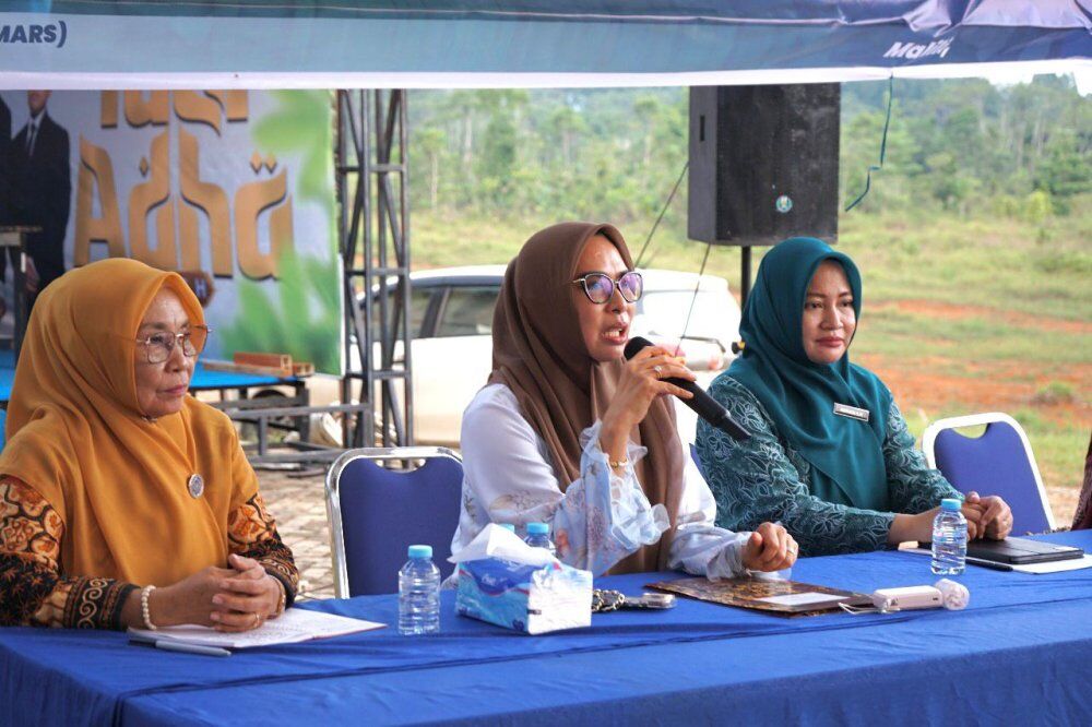 RAPAT BULANAN -- Ketua TP PKK Kabupaten Luwu Timur, Ani Nurbani Irwan memimpin rapat bulanan TP PKK yang digelar di Jalan Sam Ratulangi baru-baru ini untuk menjaga kekompakan serta memperkuat sinergi internal organisasi.  