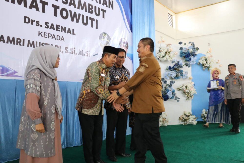 PISAH SAMBUT -- Jabatan Camat Towuti Luwu Timur diserahterimakan sekaligus pisah sambut dari Saenal kepada pejabat baru, Amri Mustari di Gedung Bantea, Wawondula, Kecamatan Towuti Lutim baru-baru ini

