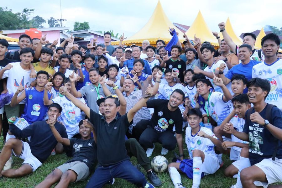 SATU POIN -- Para pemain Lutim foto bersama usai laga. Di laga perdana kualifikasi Porprov XVIII Cabor Sepakbola kontra tuan rumah Luwu Utara di Lapangan Sepakbola Mappadeceng,  Sabtu (19/7). Lutim meraih satu poin usai bermain imbang 1-1 dengan 10 pemain.  
