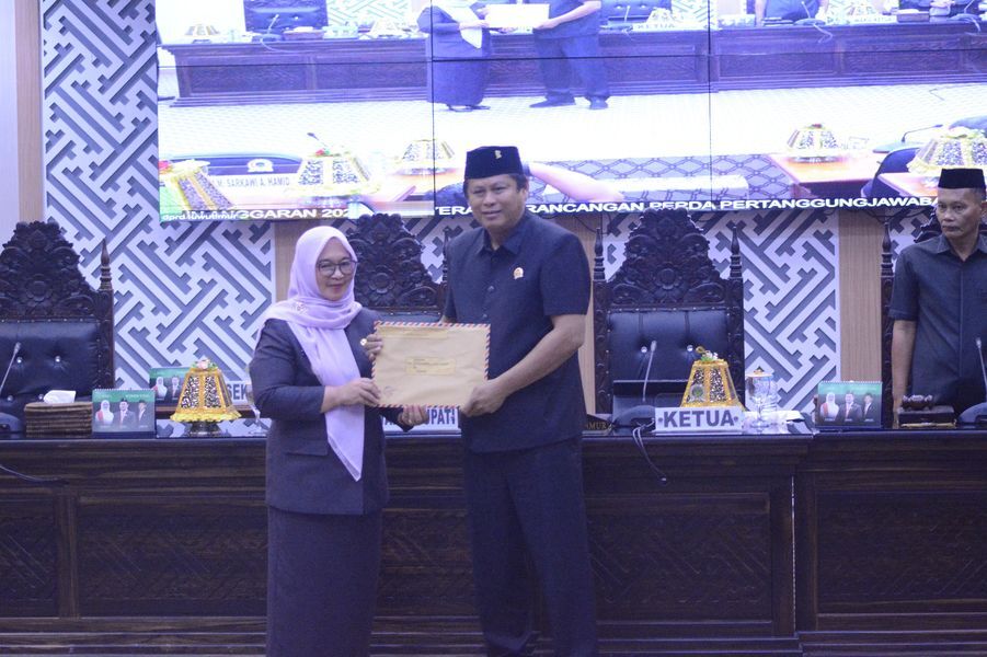 SERAHKAN -- Wabup Lutim Hj Puspawati Husler menyerahkan Ranperda tentang pertanggungjawaban pelaksanaan APBD TA 2024 dan rancangan perubahan KUA PPAS Tahun 2025 di Gedung DPRD, Malili, Senin (30/6).

