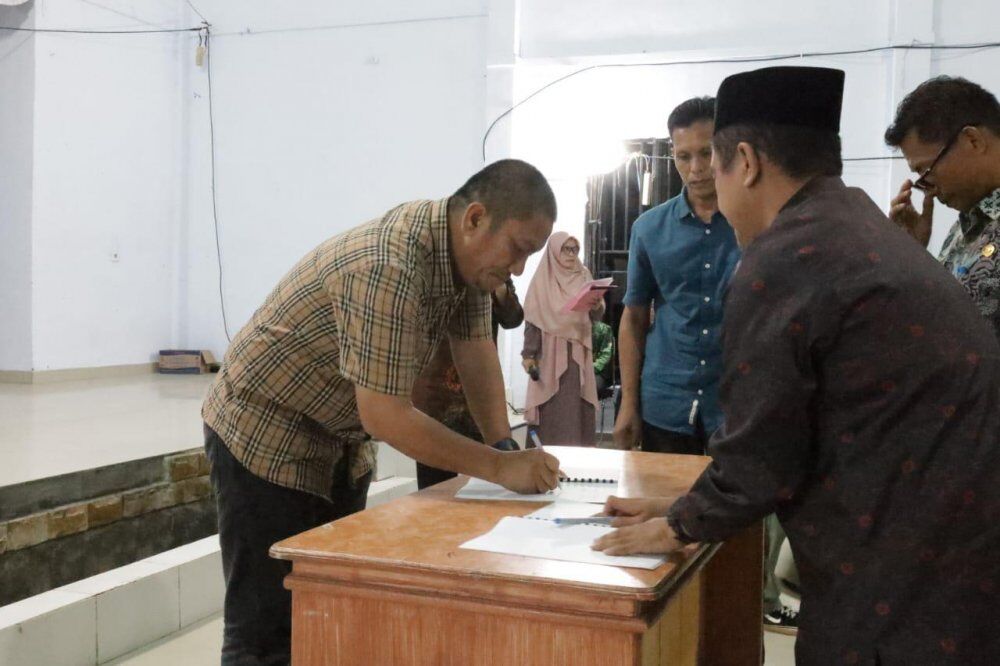 SERTIJAB -- Bupati Luwu Timur, H Irwan Bachri Syam foto bersama usai menghadiri acara serah terima jabatan (sertijab) dan pisah sambut Camat Burau di Gedung Serbaguna Kecamatan Burau baru-baru ini.  

