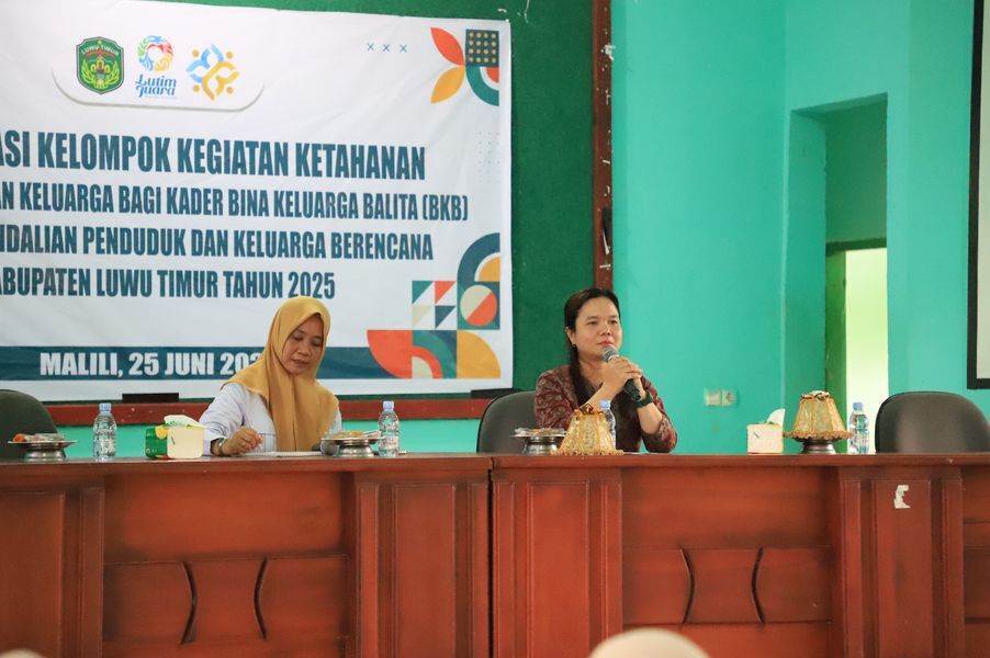 SOSIALISASI -- DPPKB Kabupaten Luwu Timur, bekerja sama dengan Perwakilan BKKBN Provinsi Sulsel menggelar kegiatan sosialisasi Kelompok Kegiatan Ketahanan dan Kesejahteraan Keluarga bagi para kader Bina Keluarga Balita (BKB) baru-baru ini. 
