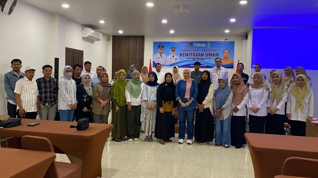 SOSIALISASI -- DPMPTSP Kabupaten Luwu Timur menggelar sosialisasi fasilitasi kemitraan UMK Kabupaten Luwu Timur sekaligus dirangkaikan dengan pelatihan Sistem Informasi Pusat (SIP) UMKM  di Wisma Trans, Malili baru-baru ini.