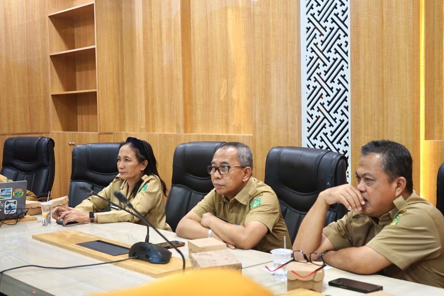 SOSIALISASI -- Sekkab Luwu Timur, H. Bahri Suli menghadiri sosialisasi program LSDP atau Program Peningkatan Layanan Publik secara daring melalui Zoom Meeting, di Ruang Pimpinan Kantor Bupati Luwu Timur, Selasa (1/7).