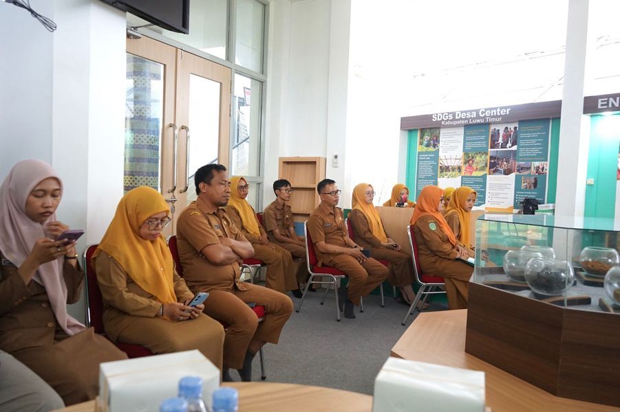 STUDI TIRU -- Dinas Perpustakaan dan Kearsipan Kabupaten Luwu Timur menerima kunjungan studi tiru Dinas Kearsipan Kota Palopo dalam rangka peningkatan pemanfaatan Aplikasi Srikandi di Ruang Nickel Corner DPK Lutim baru-baru ini. 