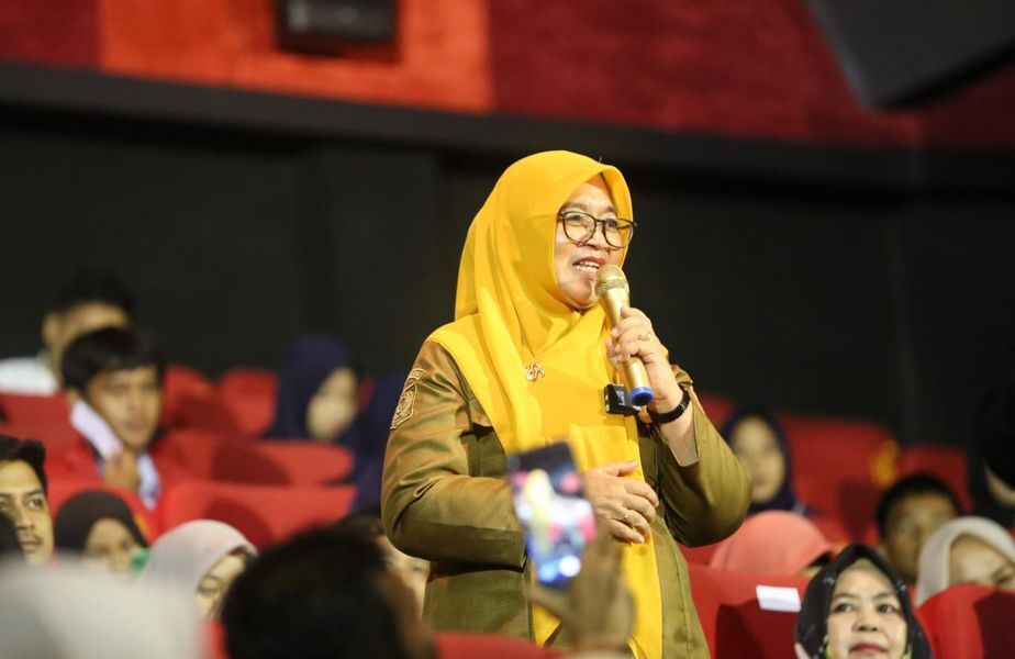 TAYANG PERDANA -- Wabup Lutim, Hj. Puspawati Husler didampingi sekertaris Badan Keuangan dan Aset Daerah, Awaluddin Anwar, menghadiri pemutaran perdana film "Sarung Baru Untuk Bapak" di Bioskop Platinum Cineplax City Market Palopo, Selasa (8/7).

