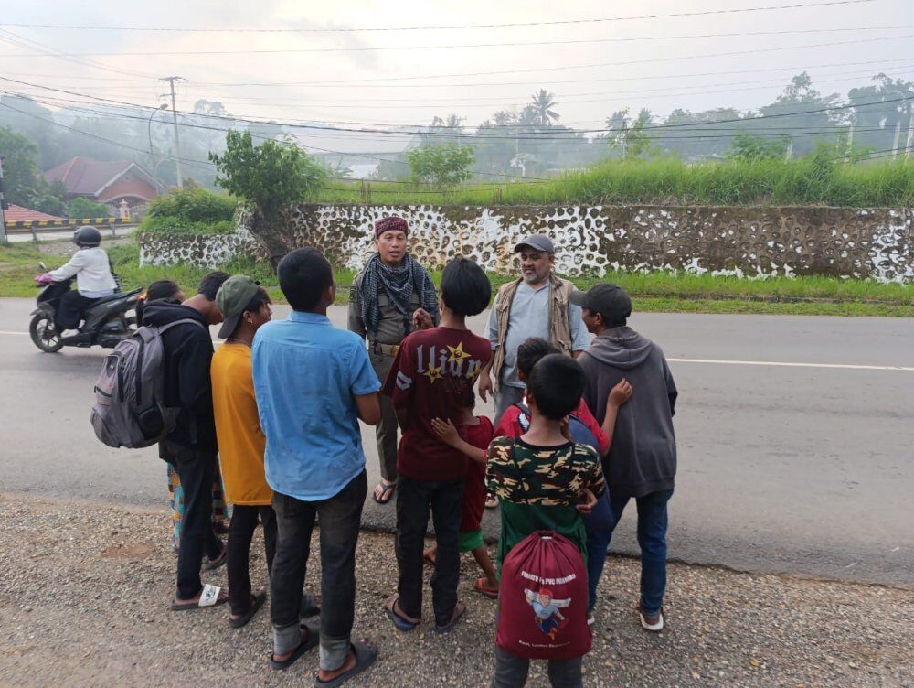 TEGURAN -- Satpol PP Kabupaten Luwu Timur bertindak cepat dengan turun ke lokasi untuk memberikan teguran dan pembinaan menindaklanjuti laporan masyarakat terkait aktivitas pengemis jalanan berkedok “manusia silver” di sejumlah titik lampu merah di ibu kota Kecamatan Malili baru-baru ini.
