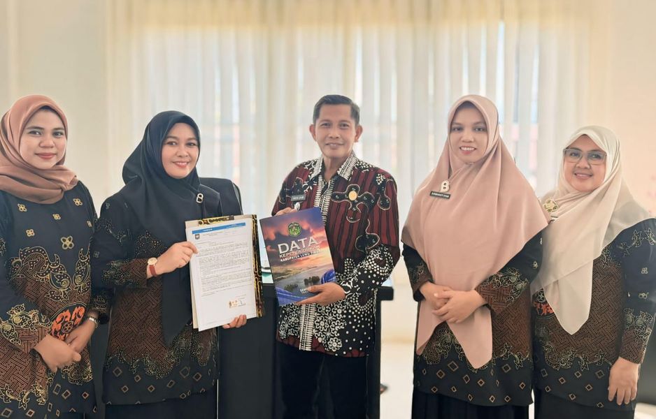 KERJASAMA -- Disdukcapil Kabupaten Luwu Timur meneken PKS dengan 11 OPD di lingkungan Pemkab Luwu Timur dalam upaya meningkatkan efisiensi dan akurasi pelayanan publik baru-baru ini.