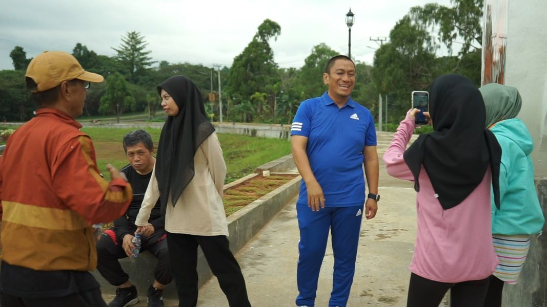 TINJAU BUNDARAN -- Bupati Luwu Timur, H Irwan Bachri Syam melakukan peninjauan terhadap Bundaran Batara Guru (BBG) di Malili usai melaksanakan olahraga pagi bersama sejumlah pejabat dan tim konsultan baru-baru ini.   
