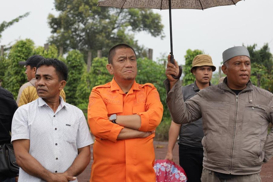 TINJAU KEBUN -- Bupati Luwu Timur, H Irwan Bachri Syam meninjau kebun Lada masyarakat di Loeha, Kecamatan Towuti baru-baru ini.   
