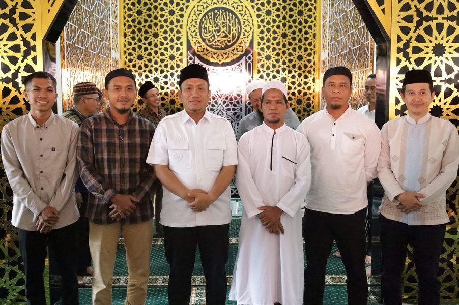UMRAH GRATIS -- Bupati Luwu Timur, H. Irwan Bachri Syam foto bersama lima orang ASN/PPPK di Masjid DPRD Lutim yang akan diberangkatkan umrah gratis. 
