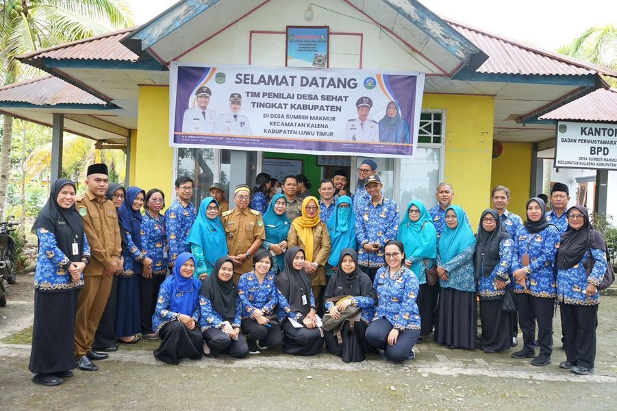 BUKA -- Wakil Bupati Luwu Timur, Hj. Puspawati Husler, sekaligus Ketua Forum Kabupaten foto bersama usai membuka secara resmi kegiatan penilaian Desa Sehat hari keempat di Kecamatan Kalaena baru-baru ini.