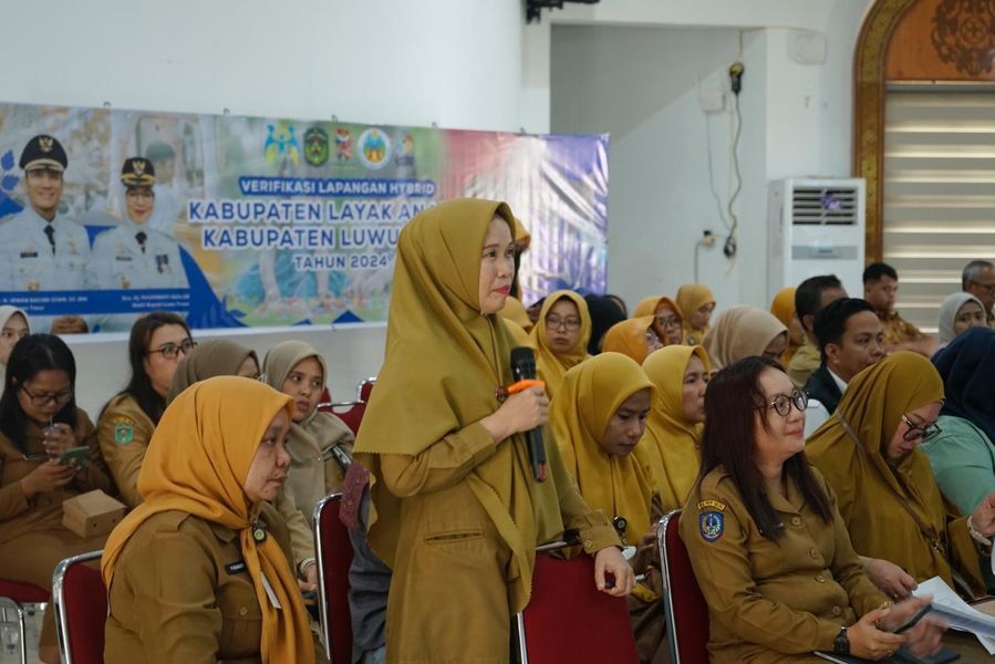 PAPARKAN -- Wabup Lutim Hj Puspawati Husler memaparkan pelaksanaan KLA pada kegiatan verifikasi lapangan KLA Tahun 2024 Kabupaten Luwu Timur oleh Kementrian PPPA yang digelar secara hybrid di Aula Rumah Jabatan Bupati baru-baru ini. 
