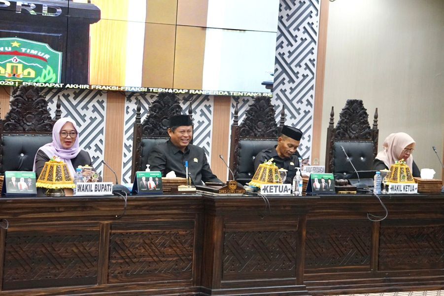 PARIPURNA -- Wakil Bupati Luwu Timur, Hj. Puspawati Husler menghadiri rapat paripurna DPRD Lutim dengan agenda pendapat akhir Fraksi-Fraksi terhadap Ranperda RPJMD Kabupaten Luwu Timur Tahun 2025–2029 di Ruang Paripurna DPRD Luwu Timur baru-baru ini. 
