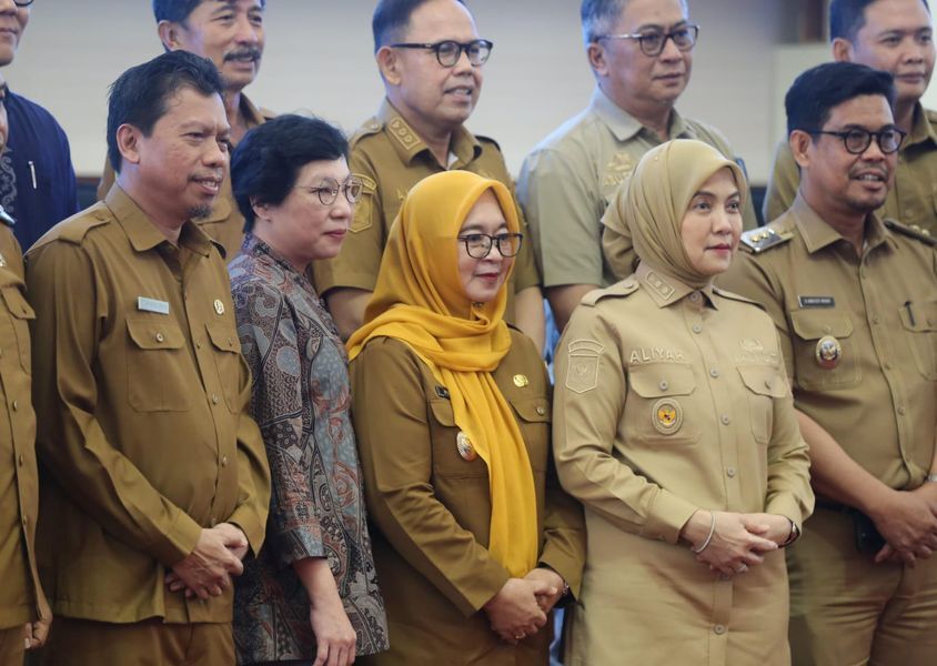 LOKAKARYA -- Wabup Hj. Puspawati Husler bersama kepala daerah lainnya saat menghadiri kegiatan Lokakarya bertajuk “Komitmen untuk Gizi, Dari Bukti Menuju Dampak – Mewujudkan Program Gizi yang Terarah, Terintegrasi, dan Berkelanjutan”, di Ruang Rapat Pimpinan Kantor Gubernur Sulsel,  Selasa (15/7).
