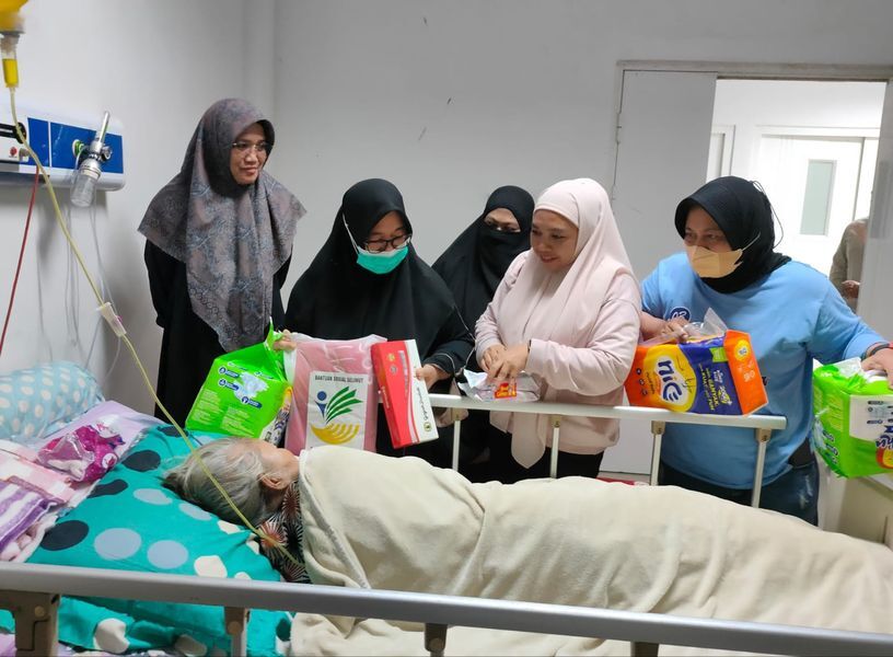 BANTUAN -- Wabup Luwu Timur, Hj. Puspawati Husler turun langsung menyerahkan bantuan kepada seorang lansia terlantar yang kini tengah dirawat di RS I Lagaligo, Kecamatan Wotu baru-baru ini. 
