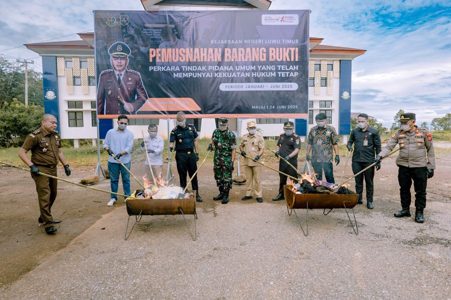 MUSNAHKAN -- Kepala Kejari Lutim, Budi Nugraha melaksanakan pemusnahan barang bukti dan barang rampasan dari tindak pidana umum yang telah memiliki kekuatan hukum tetap (inkracht) periode perkara Januari-Juni 2025 di Kantor Kejari Lutim baru-baru ini. 

