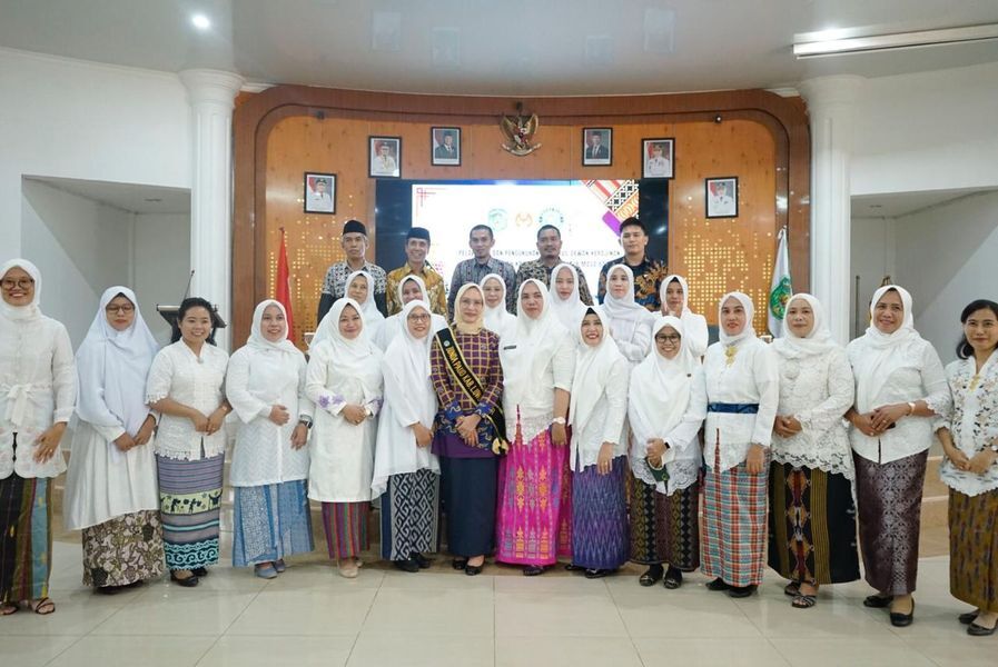 LANTIK -- Ketua Dekranasda Kabupaten Luwu Timur, dr Ani Nurbani Irwan melantik dan mengukuhkan pengurus Dekranasda Luwu Timur masa bakti 2025–2030 di Aula Rujab Bupati Lutim baru-baru ini. 