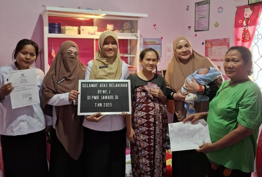 PELAYANAN PRIMA -- Komitmen Disdukcapil Kabupaten Luwu Timur dalam memberikan pelayanan prima kepada masyarakat kembali terlihat lewat aksi nyata program inovatif "IPBAL" atau Ibu Pulang Bawa Akta Lahir.