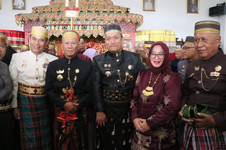 PENGUKUHAN -- Bupati Luwu Timur, H. Irwan Bachri Syam, Wakil Bupati Hj. Puspawati Husler menghadiri pengukuhan H Andi Hatta Marakarma Opu To Mallarangeng sebagai Mincara Malili oleh To PapoataE Datu Luwu XL, H. Andi Maradang Mackulau Opu To Bau, Minggu (6/7)
