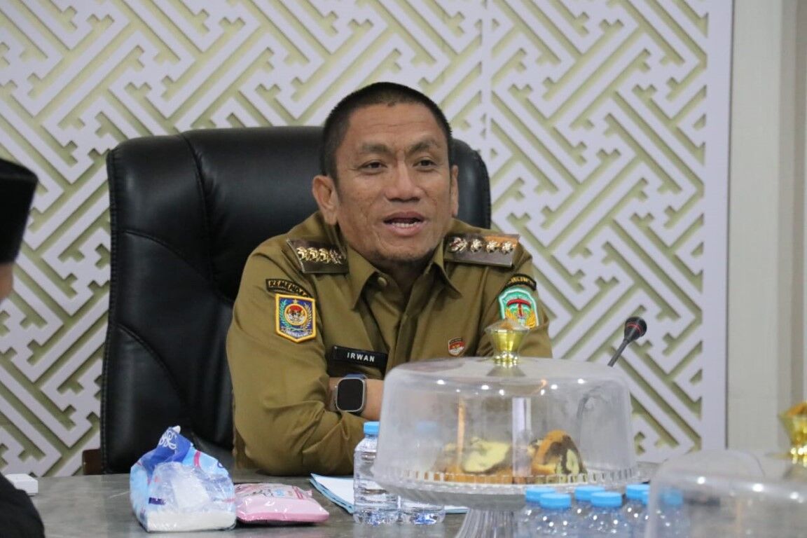 PAPARKAN -- Bupati H. Irwan Bachri Syam menerima kunjungan tim konsultan dari PT Rustika Global Indonesia untuk memaparkan Redesign Master Plan Bundaran Batara Guru (BBG), yang merupakan salah satu ikon kebanggaan masyarakat Luwu Timur. 
