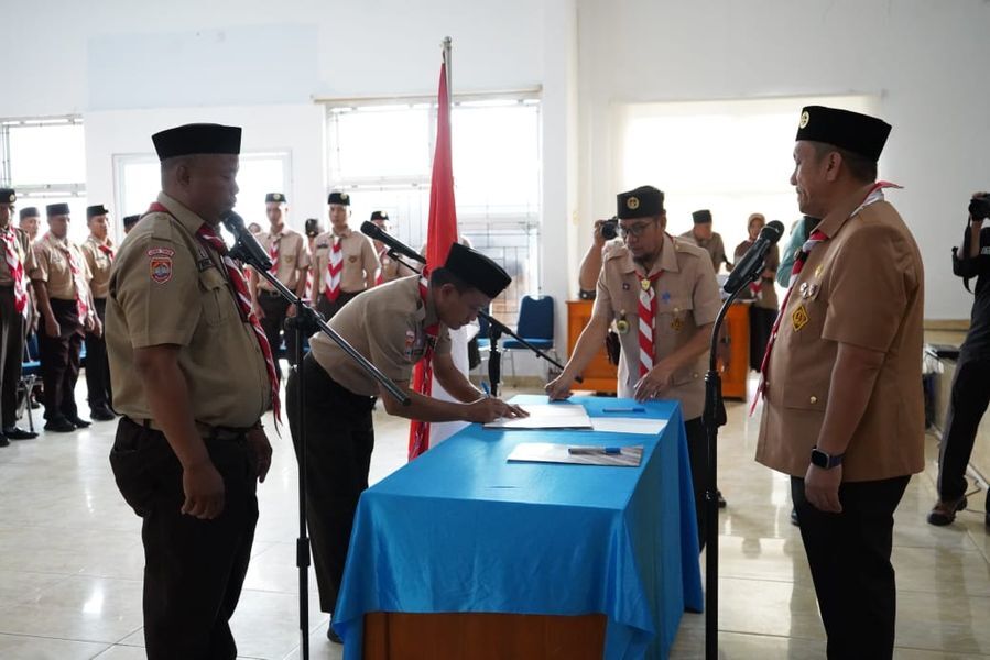LANTIK -- Bupati Luwu Timur, H Irwan Bachri Syam pertama kalinya melantik dan mengukuhkan secara bersamaan antara pembimbing majelis dan pengurus kwartir ranting Gerakan Pramuka Kabupaten Luwu Timur di Aula Dinas Pendidikan dan Kebudayaan baru-baru ini. 
